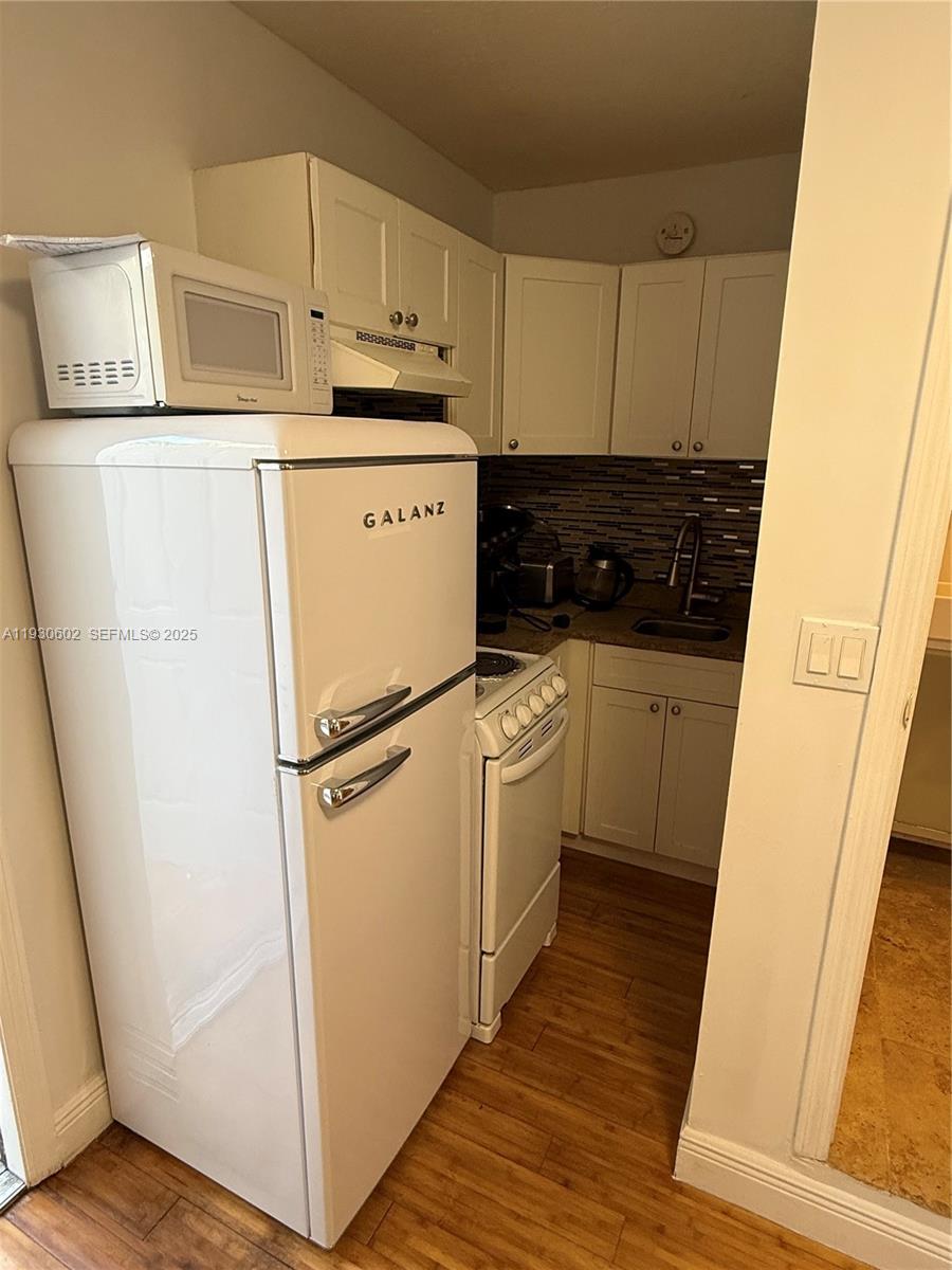 BISCAYNE BCH SUB - Residential Lease