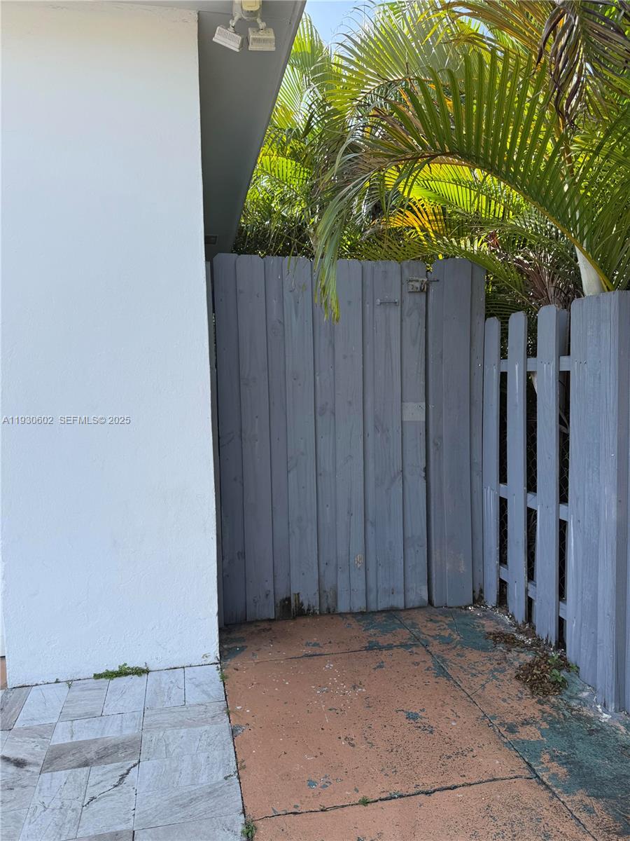 BISCAYNE BCH SUB - Residential Lease