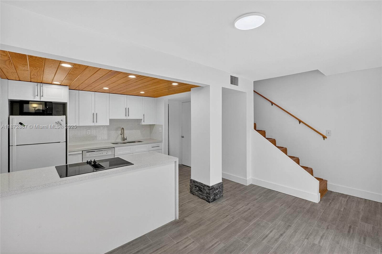 MILLER SIXTY-SEVEN TOWNHO - Residential Lease