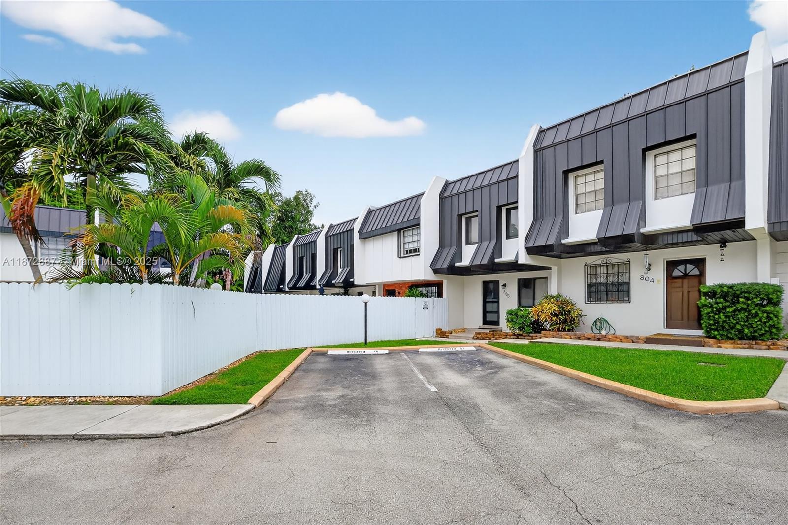 MILLER SIXTY-SEVEN TOWNHO - Residential Lease