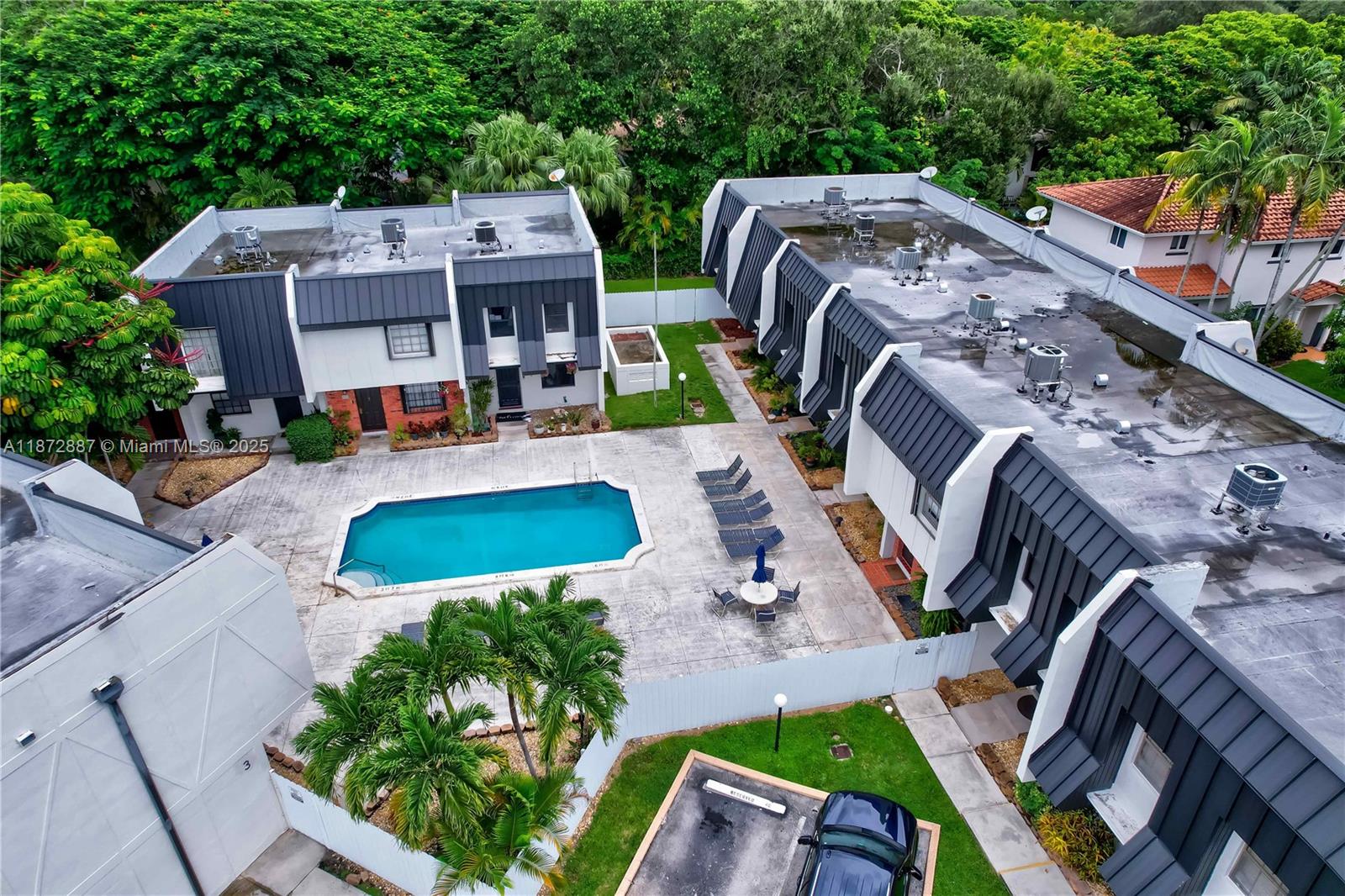 MILLER SIXTY-SEVEN TOWNHO - Residential Lease