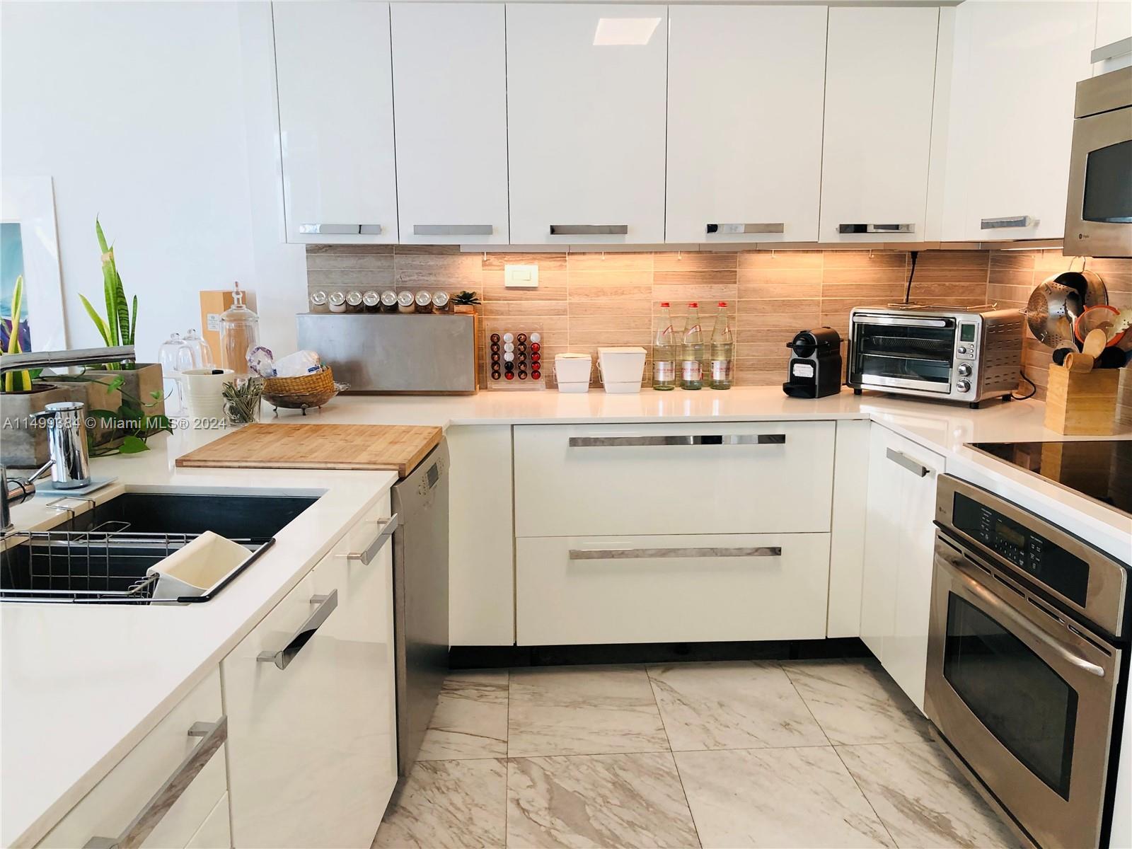 BLUE CONDO - Residential