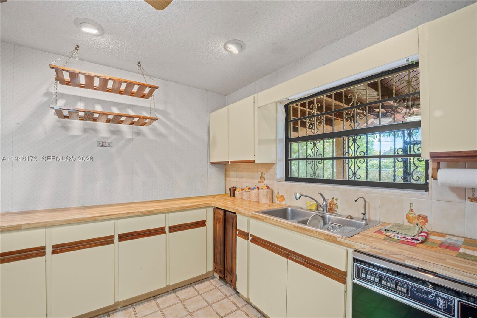 TROPICAL ESTS - Residential