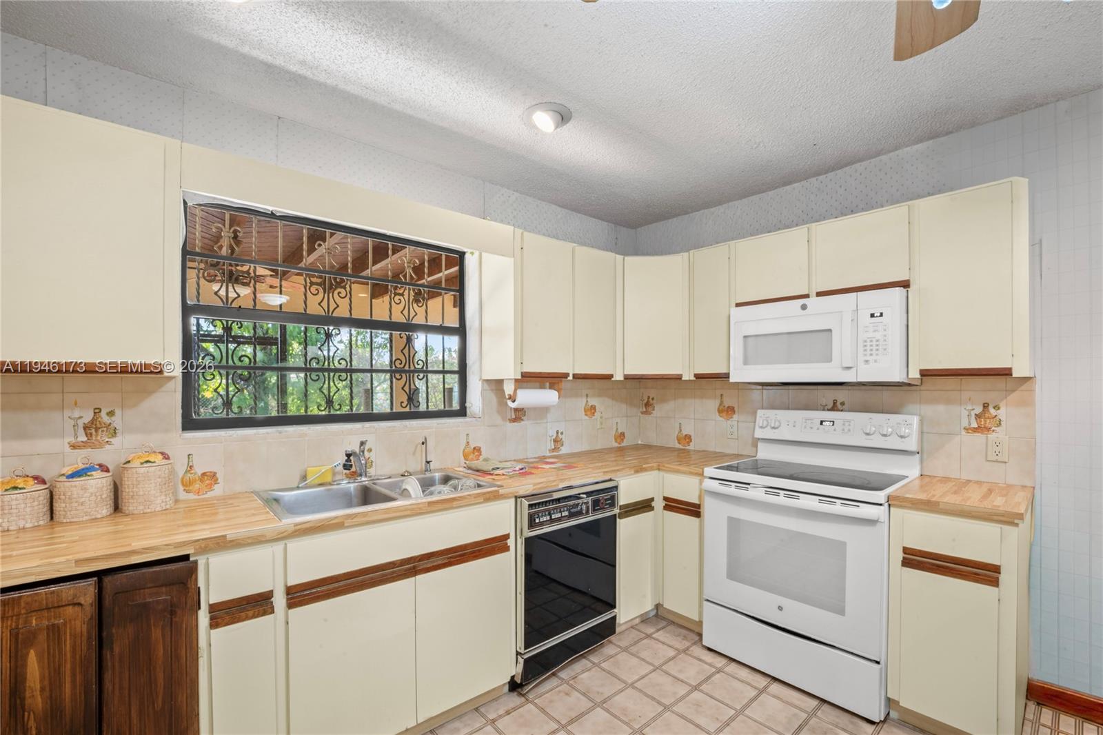 TROPICAL ESTS - Residential