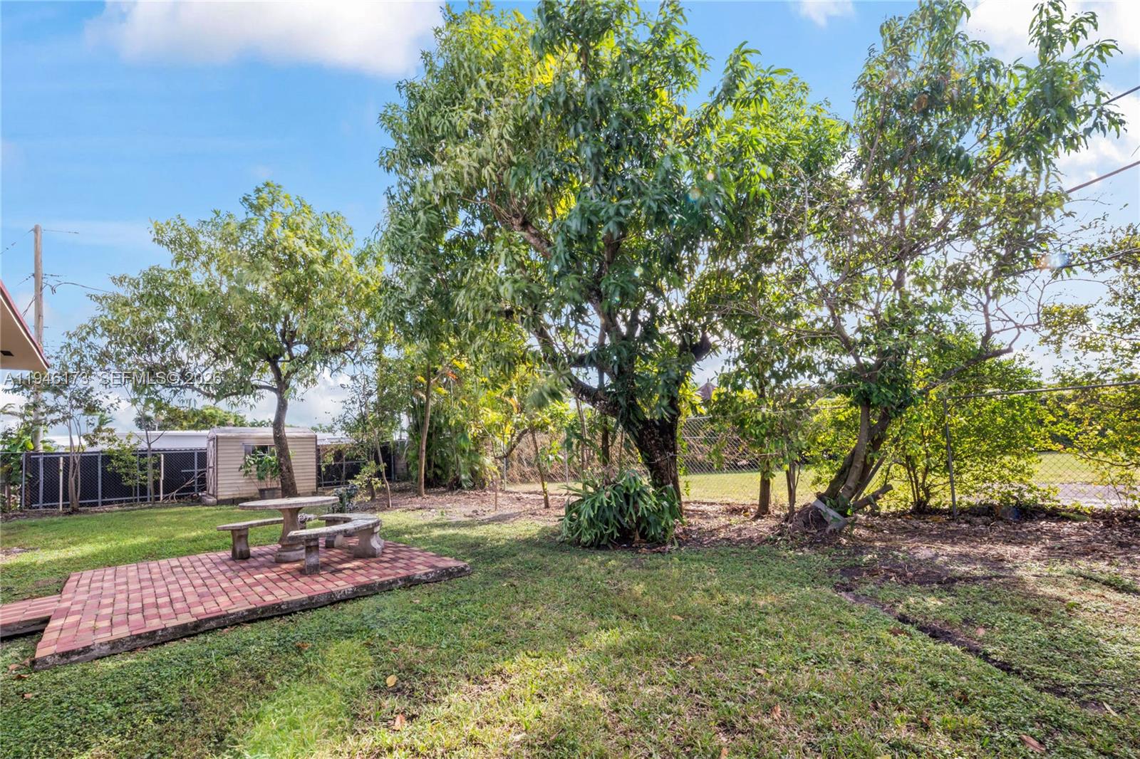 TROPICAL ESTS - Residential