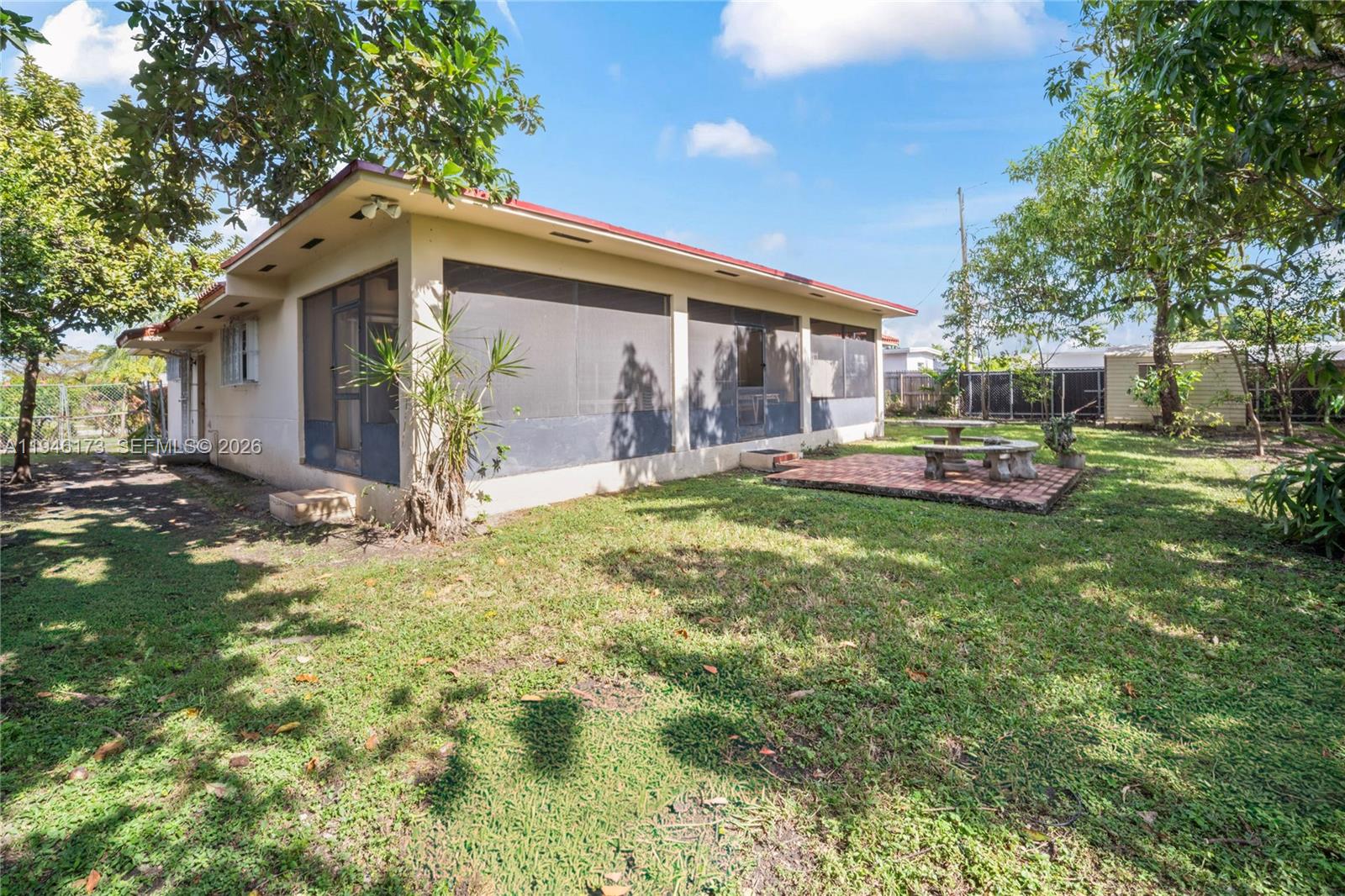 TROPICAL ESTS - Residential