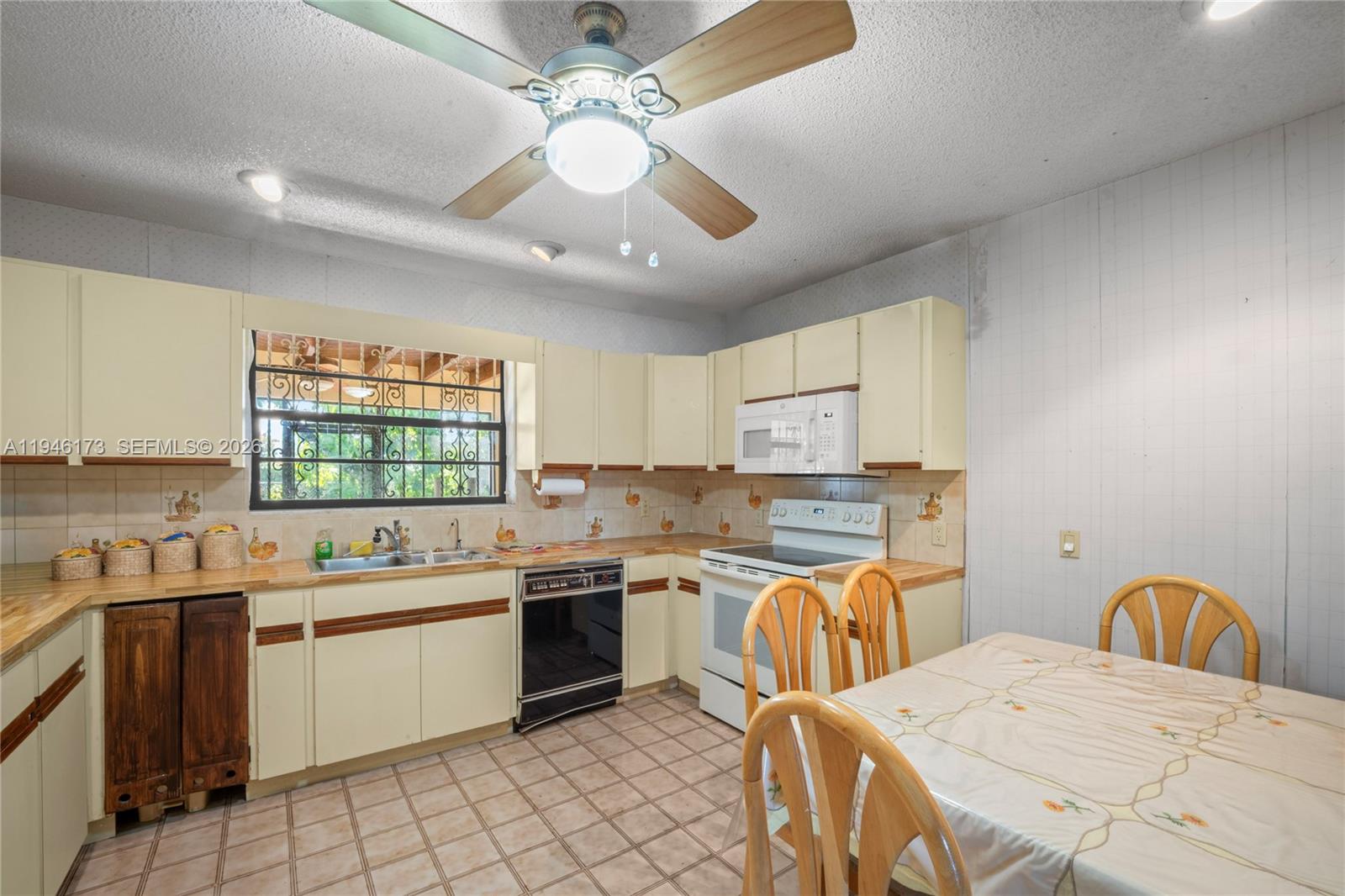 TROPICAL ESTS - Residential