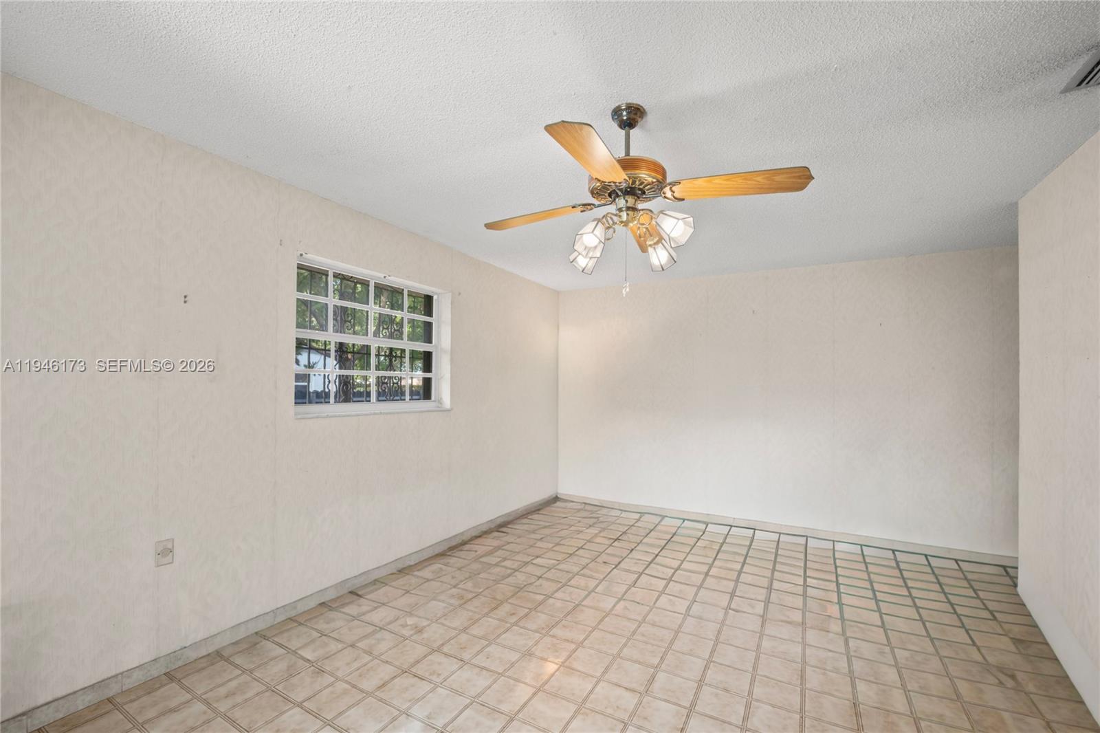 TROPICAL ESTS - Residential