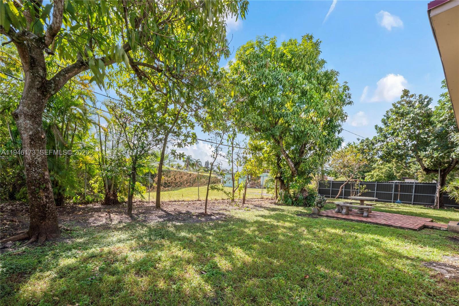 TROPICAL ESTS - Residential