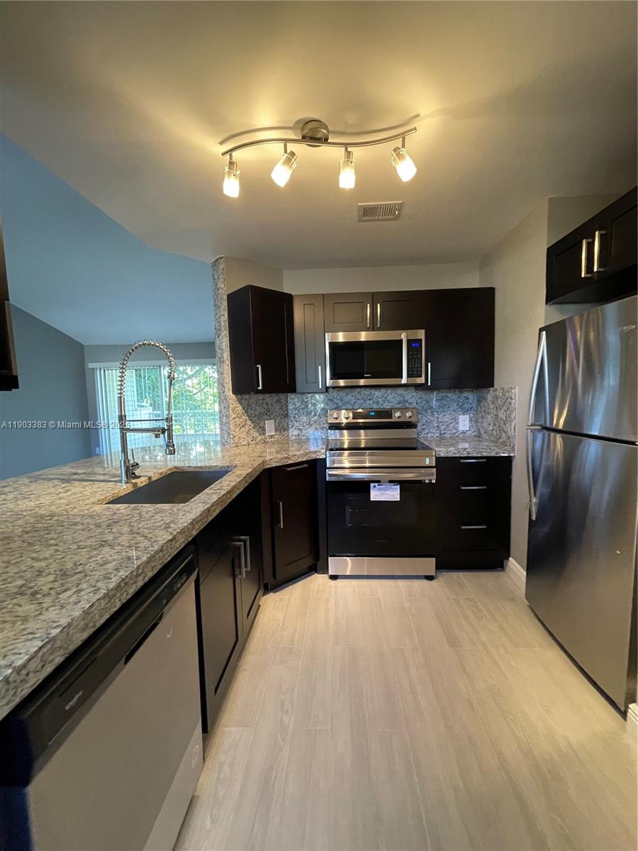 Available immediately!
Renovated 1BR/1BA top-floor condo with vaulted ceilings.
Features include a full-size in-unit washer/dryer and open living space.
Summer Lake is a gated community with resort-style amenities: pool, Jacuzzi, fitness center, tennis courts, racquetball, car wash station, and enclosed dog park.
Enjoy a lighted walking path around the 23-acre lake.
Conveniently located off Commercial Blvd. between I-95 and the Turnpike, with shops and entertainment within walking distance.
Water and trash included.
Pet-friendly with no fees; large dogs welcome