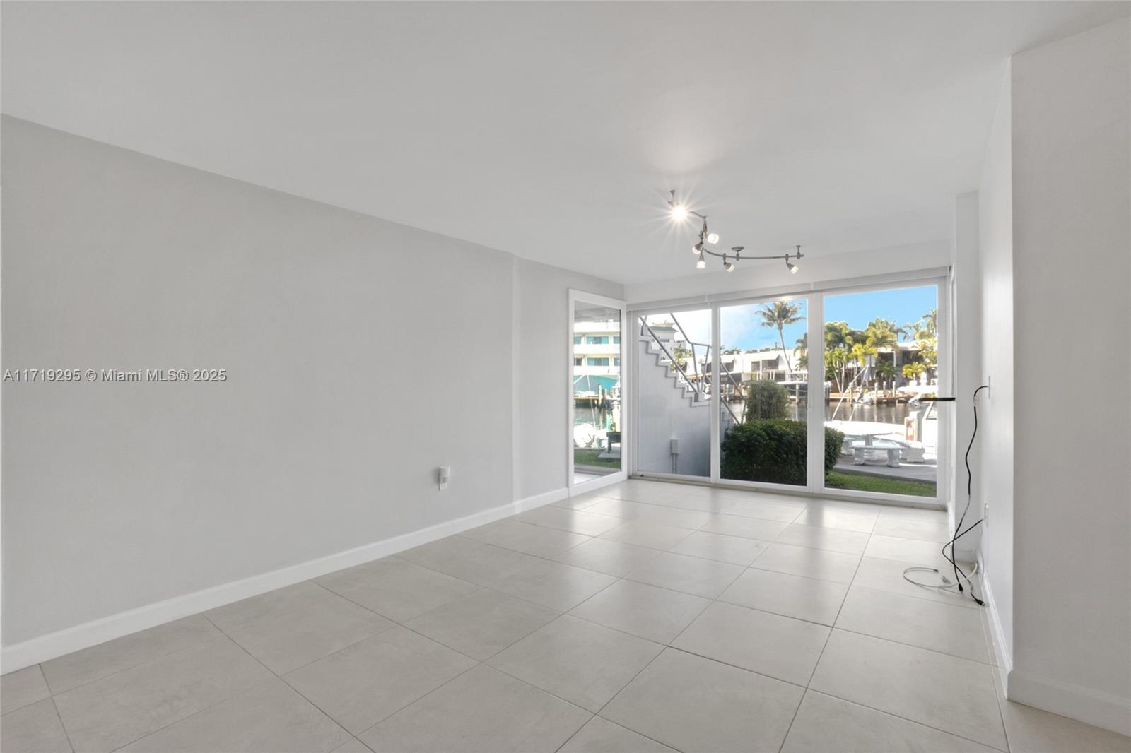 180 Isle Of Venice Dr 105