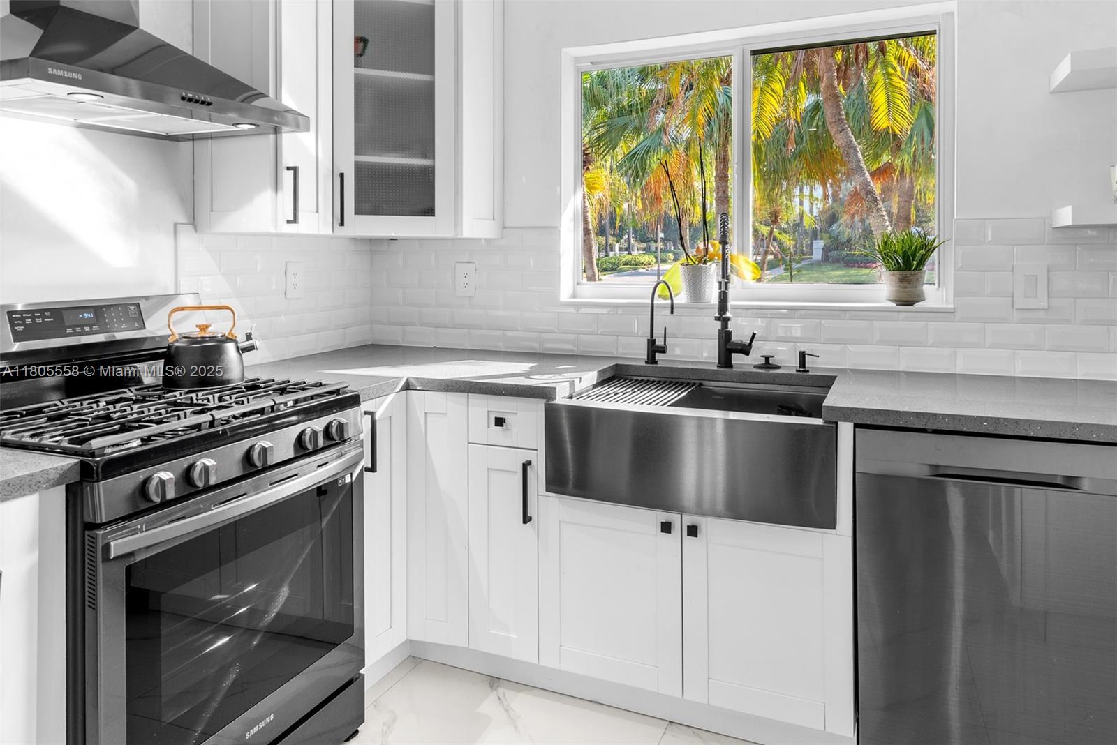 HOLLYWOOD LAKES SECTION - Residential