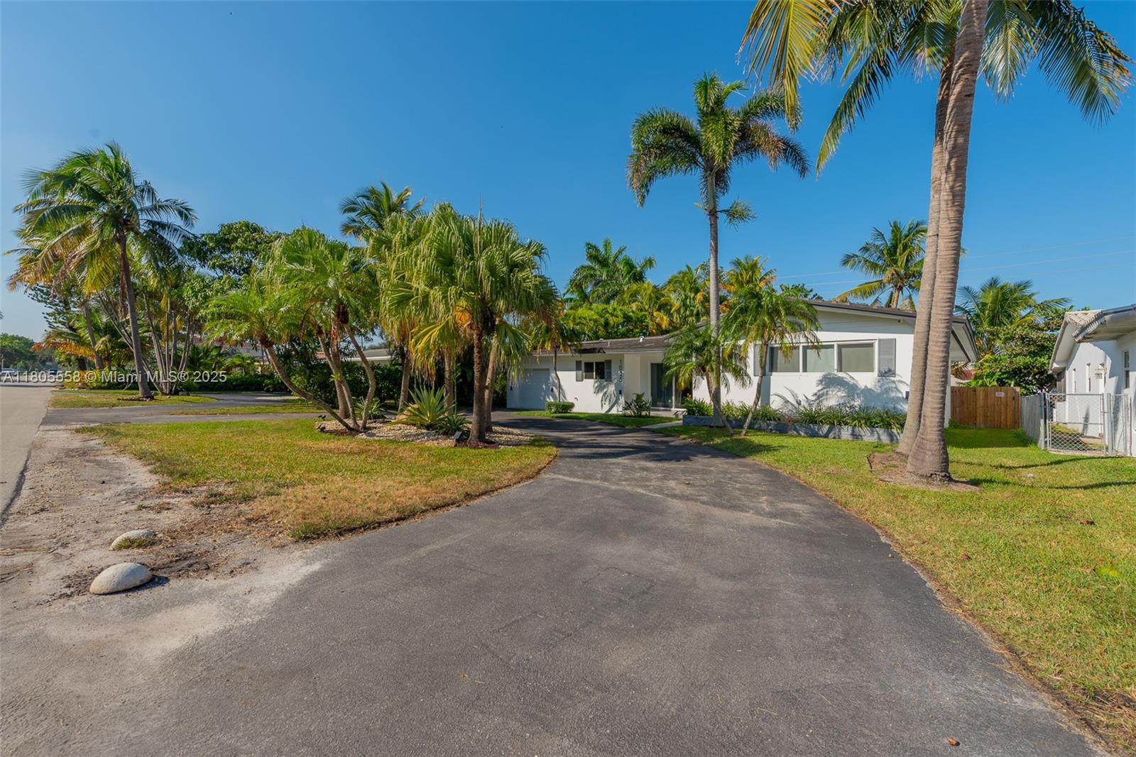 HOLLYWOOD LAKES SECTION - Residential