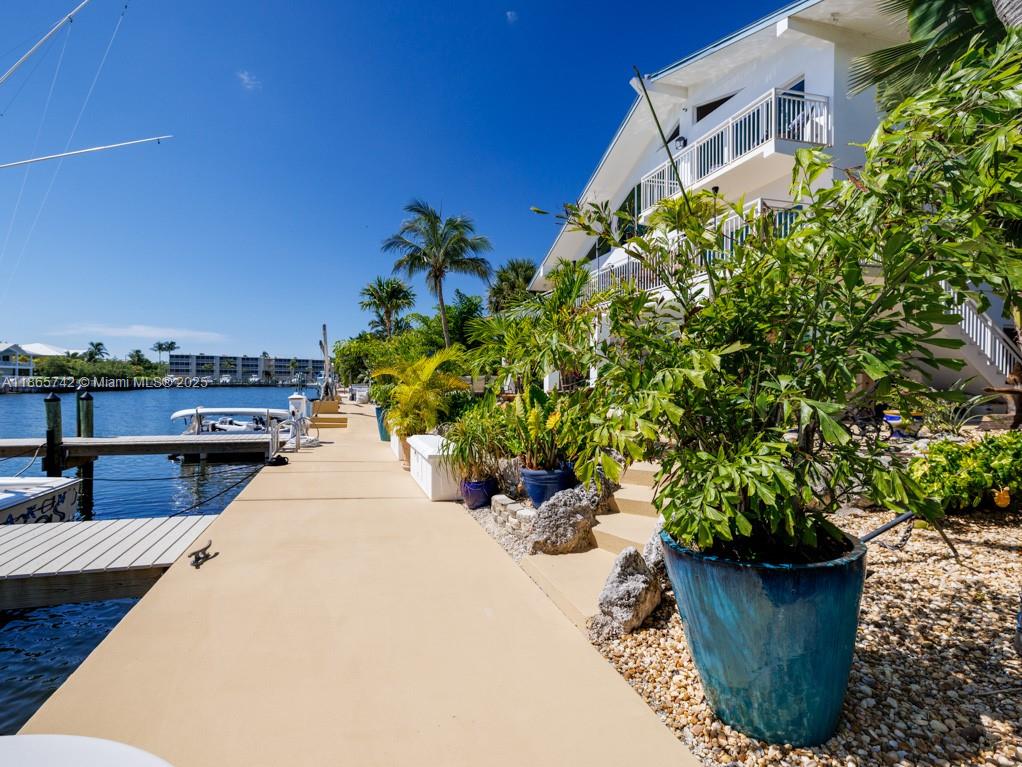 COCO PLUM BEACH - Residential