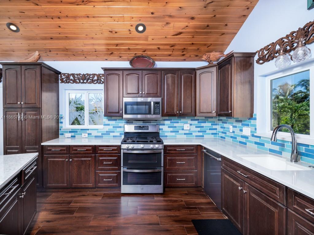 COCO PLUM BEACH - Residential