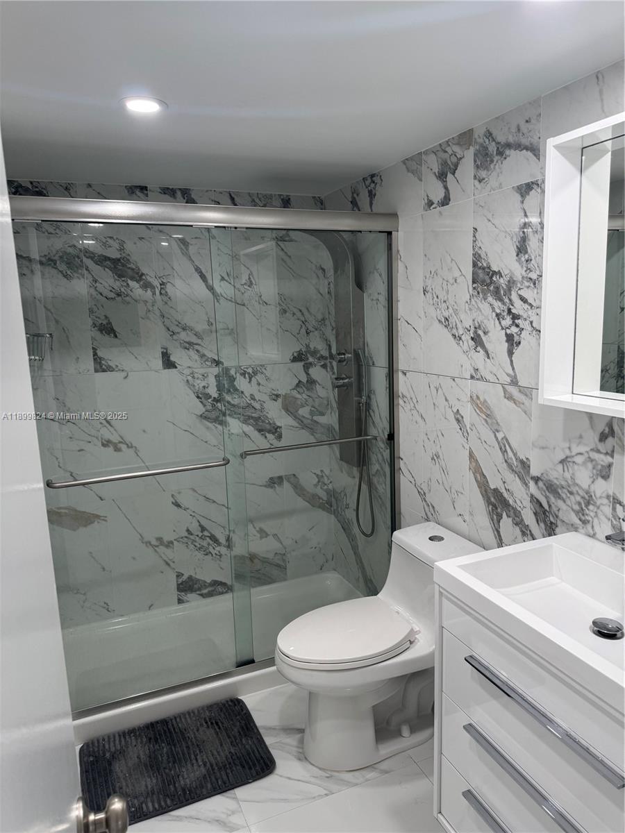 KENLAND POINTE CONDO IV - Residential Lease