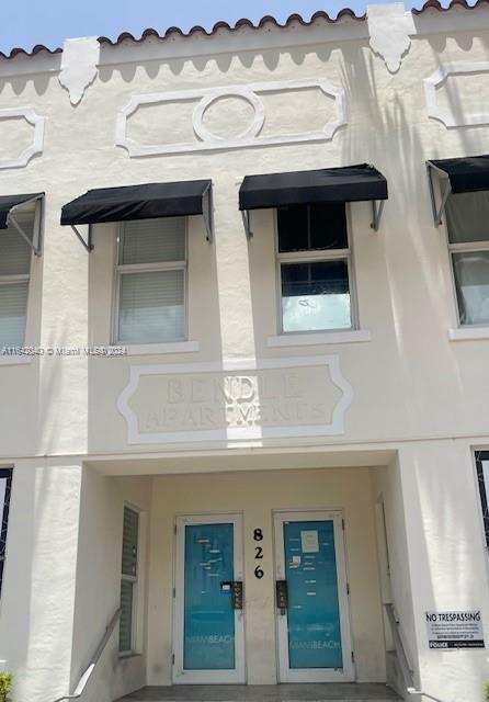 Beautiful 2-bedroom 2- bath apartment in the heart of South Beach and across the street from the Beach.
Enjoy a loft style living with brand new furniture and appliances.  Walking distance to shops and restaurants.
Water, electricity and internet is included in the rent.  The unit has no parking