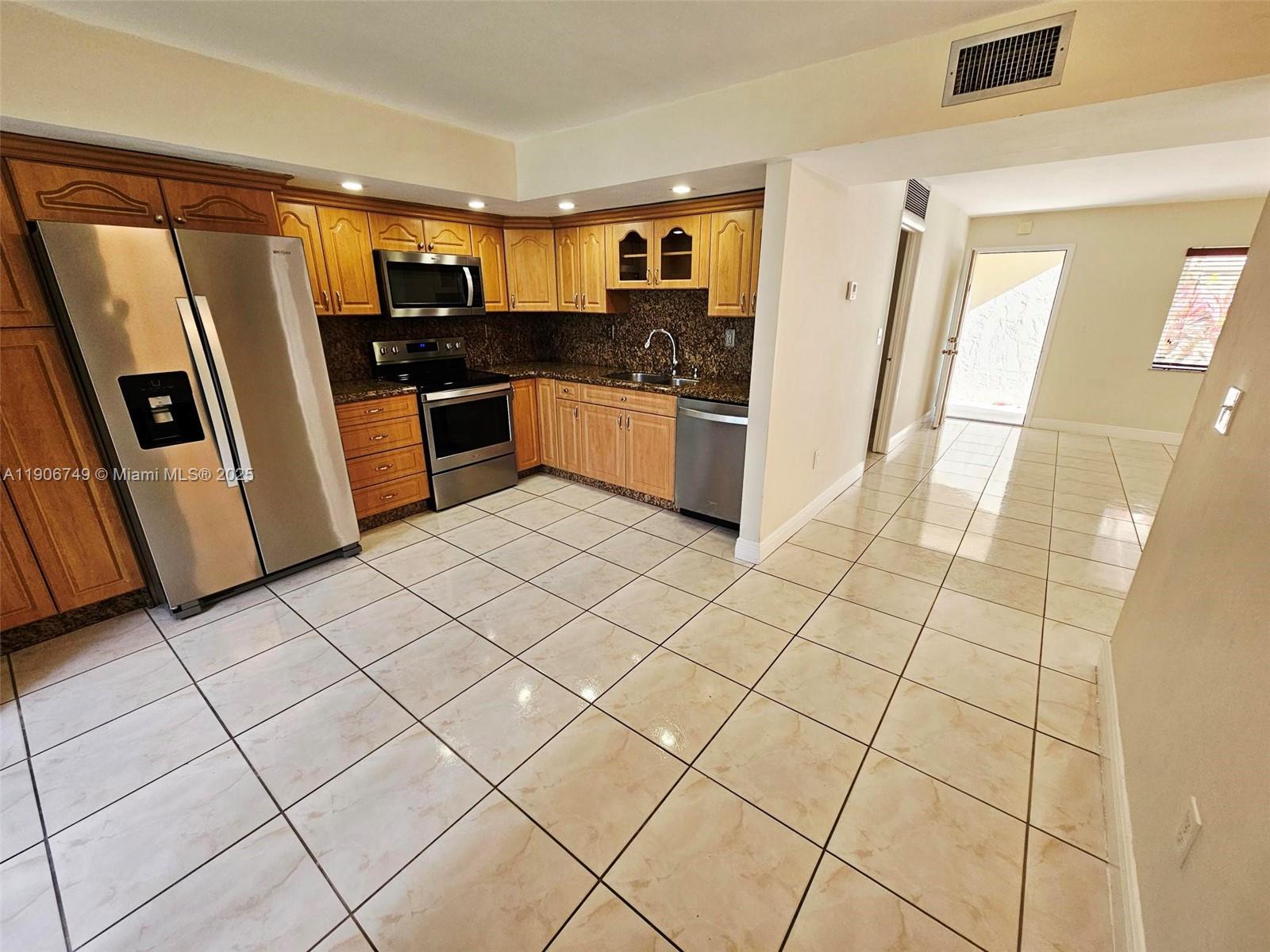 THE HORIZONS CONDO #7 - Residential Lease