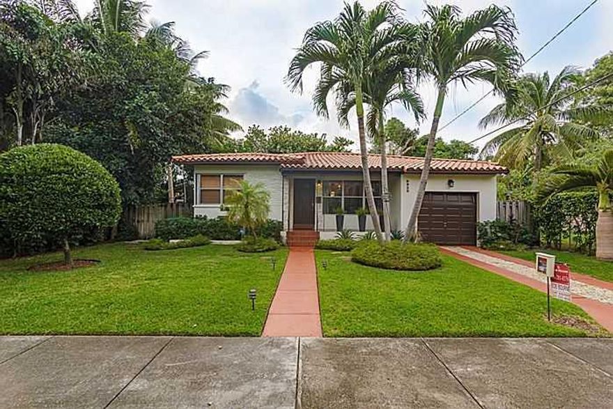 3 BEDROOMS AND 2 FULL BATHS.  LUSH LANDSCAPING, PRIVATE FENCED YARD WITH PATIO.  OPEN FLOOR PLAN WITH BEAUTIFUL FIREPLACE AND ORIGINAL HARDWOOD FLOORS.  KITCHEN IS OPEN TO THE LIVING SPACES; STAINLESS STEEL AND GRANITE COUNTER TOPS.  FLORIDA ROOM WITH ORI GINAL QUARRY TILE FLOORS OVERLOOKING THE GARDEN AND PATIO.  BIG LAUNDRY ROOM WITH ADDITIONAL STORAGE.  MOVE IN CONDITION.