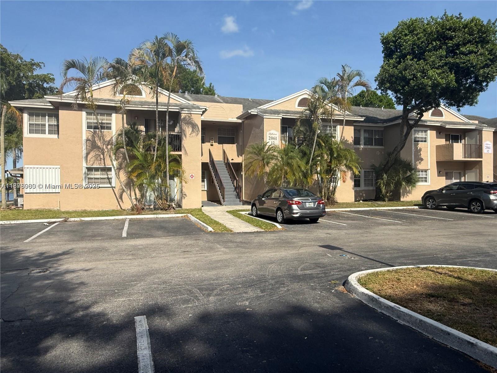 2ND FLOOR 2/2 UNIT.*** Kitchen cabinets are been updated **LAMINATE FLOORS. VERY CLOSE TO ALL TRANSPORTATION, SHOPPING AND RESTAURANTS CLOSE BY. 2 POOLS + 2 KIDS POOLS + HOT-TUB, TENNIS , BASKETBALL, OVERNIGHT SECURITY PATROL, CLUBHOUSE FOR PARTY RENTAL, GRILLS, AND FULL GYM