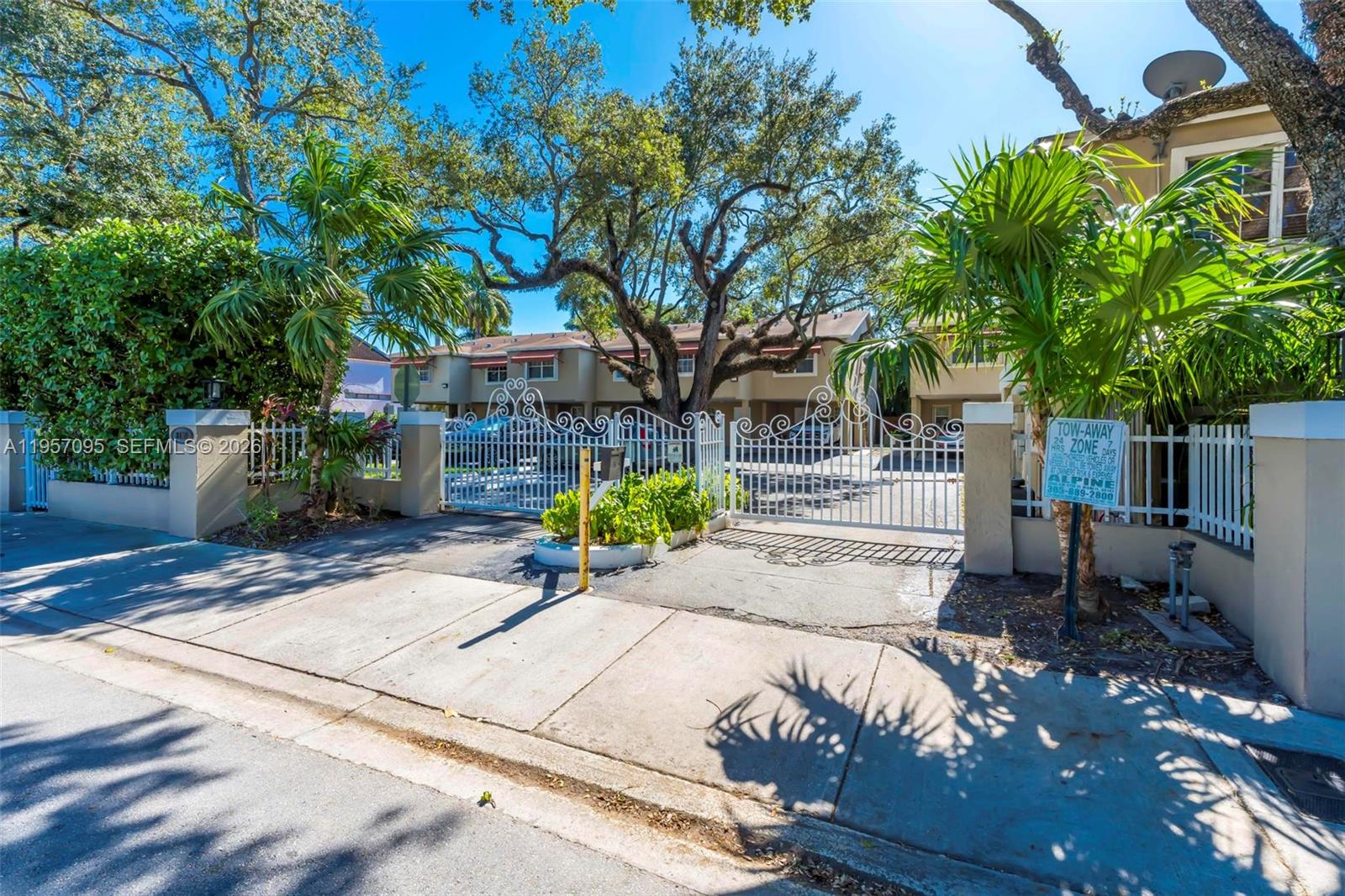 THE OAKS CONDO - Residential Lease