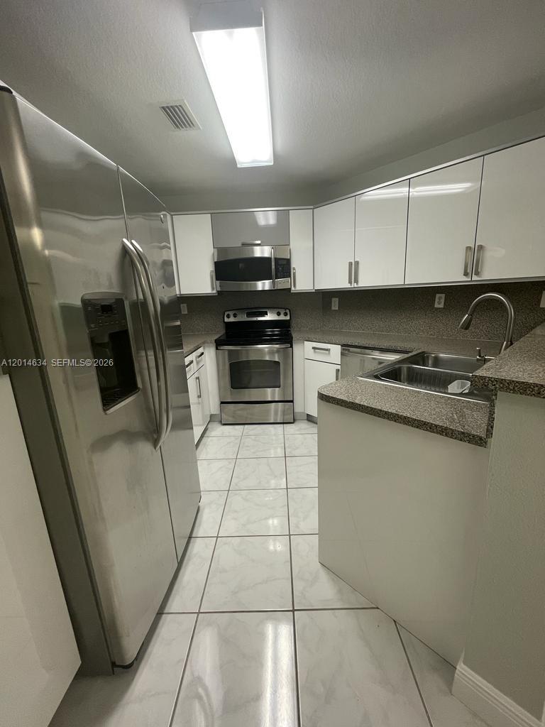 PARK LAKES SEC 3 - Residential Lease