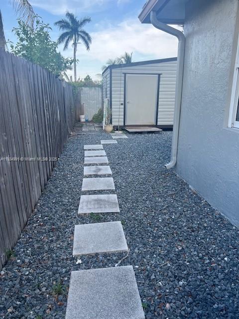LARGE PRIVATE EFFICIENCY, like new, located in Davie FL residential area! Just minutes to the Hard Rock, Memorial Hospital, about 15 minute to the Fort Lauderdale Airport, the beach and multiple shopping centers. Has a completely private entrance separate from main house. kitchen with open concept plus regular size bathroom,