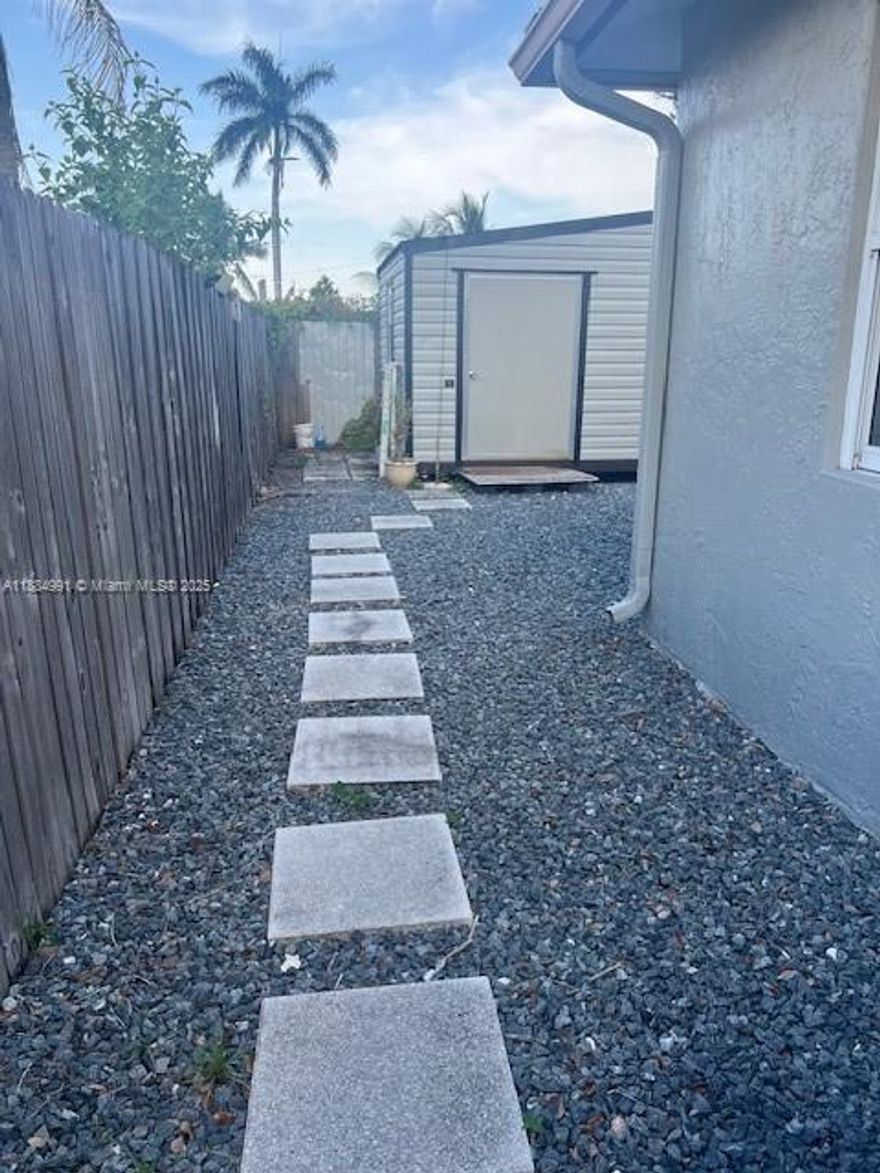 LARGE PRIVATE EFFICIENCY, like new, located in Davie FL residential area! Just minutes to the Hard Rock, Memorial Hospital, about 15 minute to  the Fort Lauderdale Airport, the beach and multiple shopping centers. Has a completely private entrance separate from main house. kitchen with open concept plus regular size bathroom,