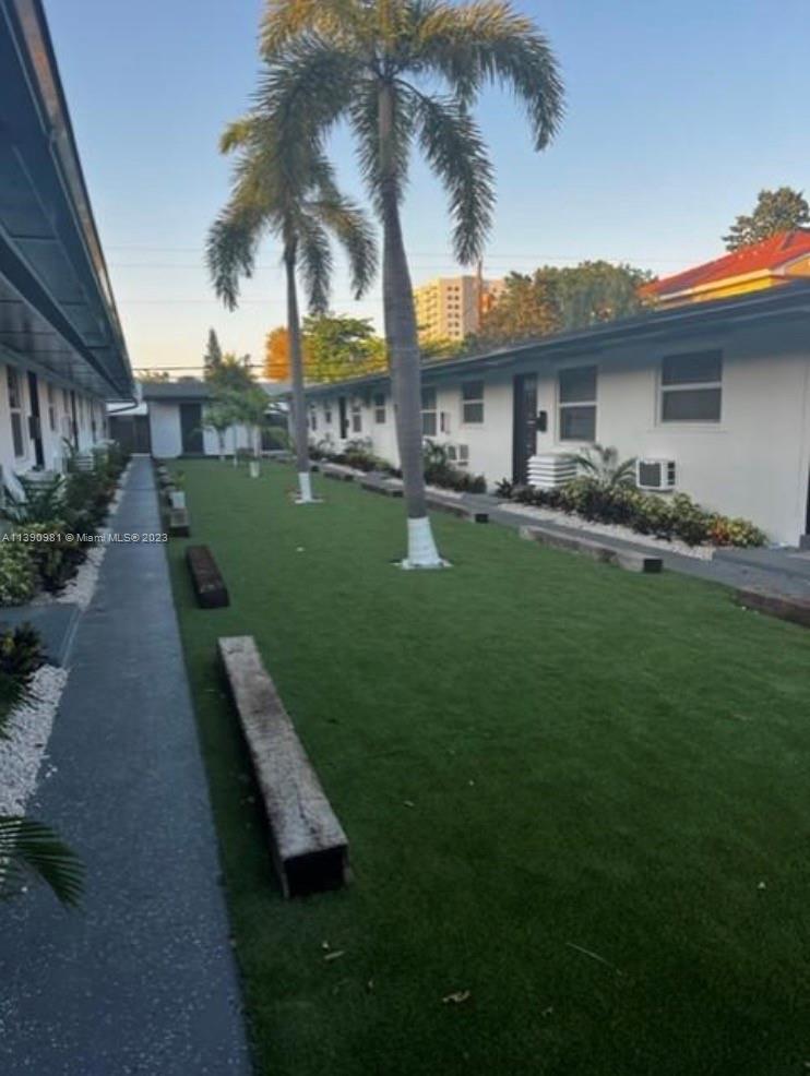 HOLLYWOOD LITTLE RANCHES - Residential Lease