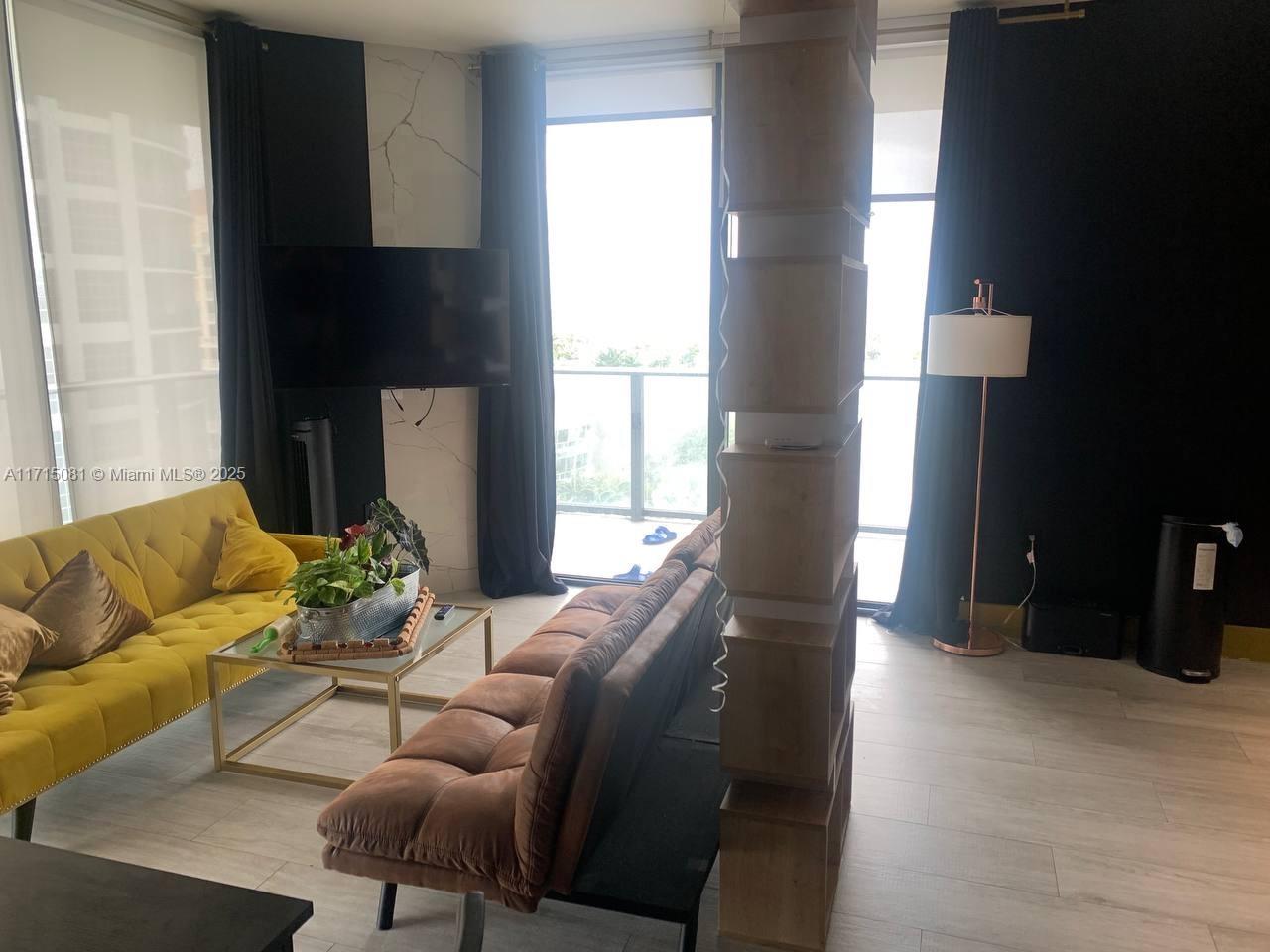 121 NE 34th St 801