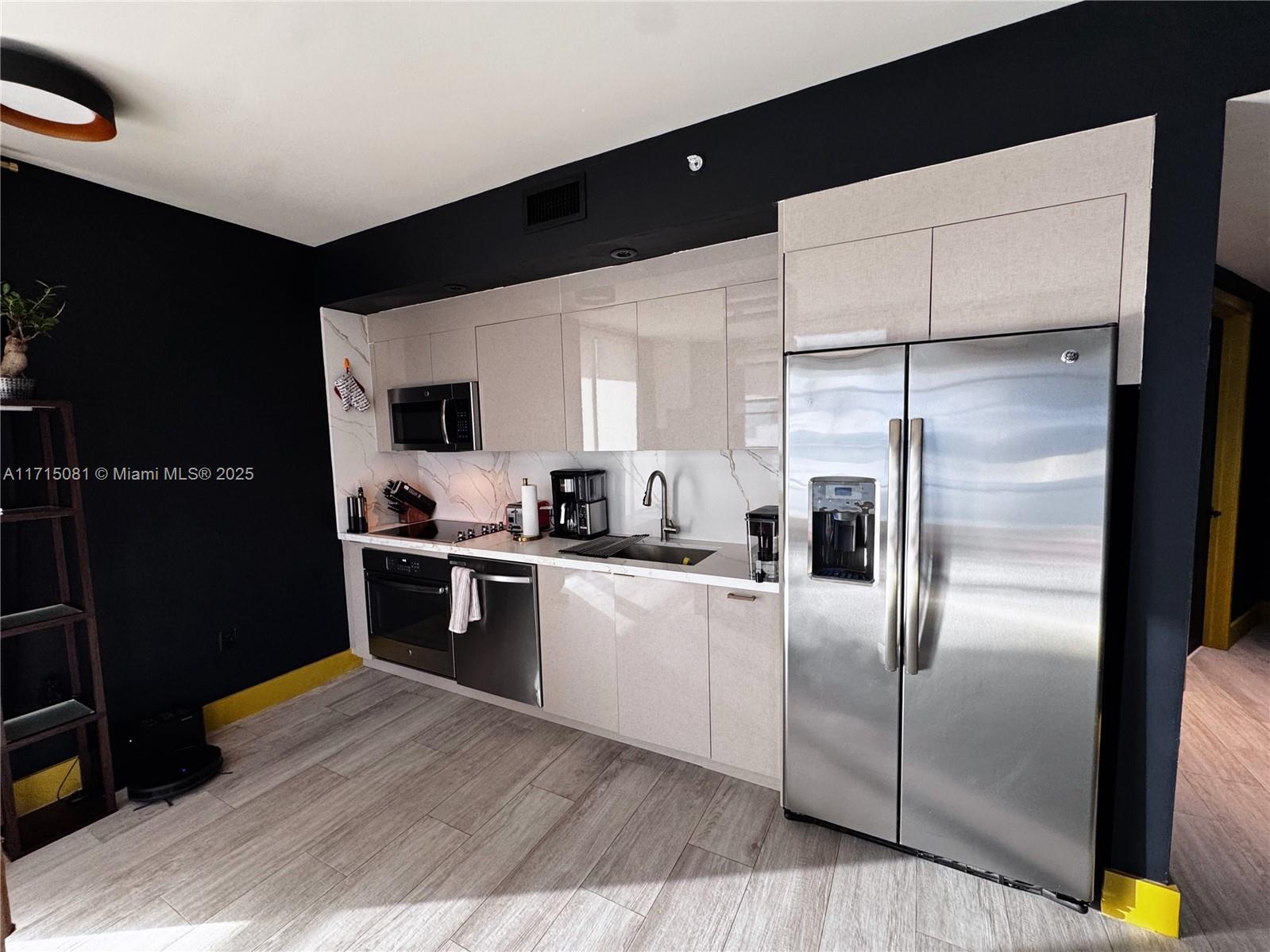 121 NE 34th St 801