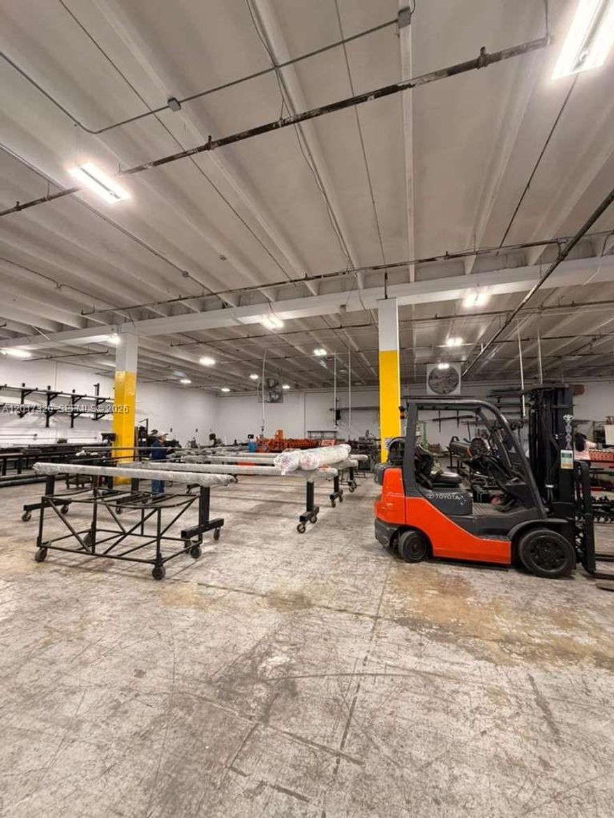 ±12,719 SF warehouse/showroom space available near Miami International Airport. Great access to SR-836 & SR-826. Ideal for warehouse, storage, distribution, and light industrial use. Excellent truck access in a professionally managed industrial park