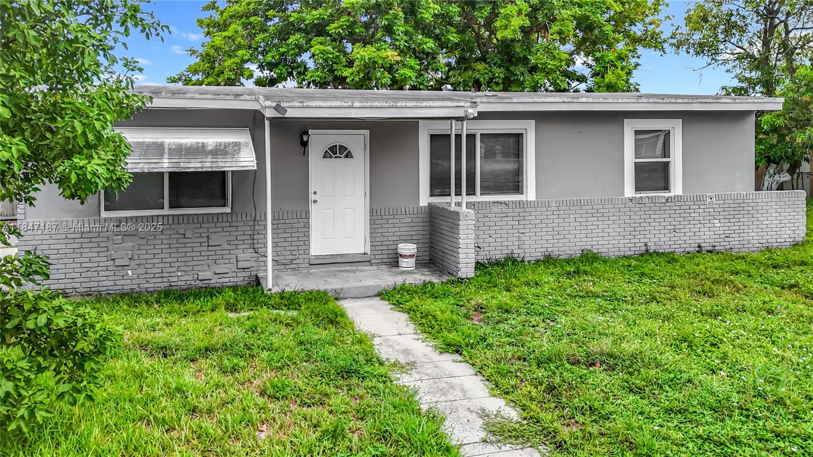 Beautiful 3 bedrooms and 1 bathrooms single family home centrally located in Fort Lauderdale. This gorgeous residence features a bright and spacious design providing abundant natural light, appealing white porcelain tile flooring throughout, chef-inspired kitchen.