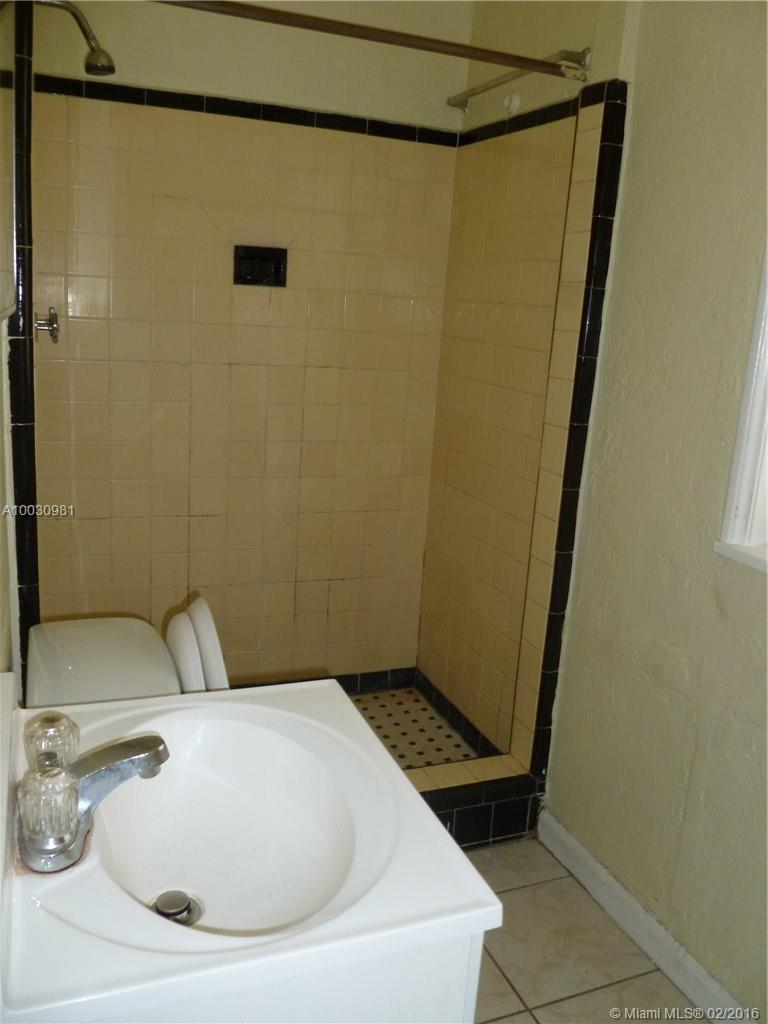 Hollywood Lawns 2-58 B - Residential Lease