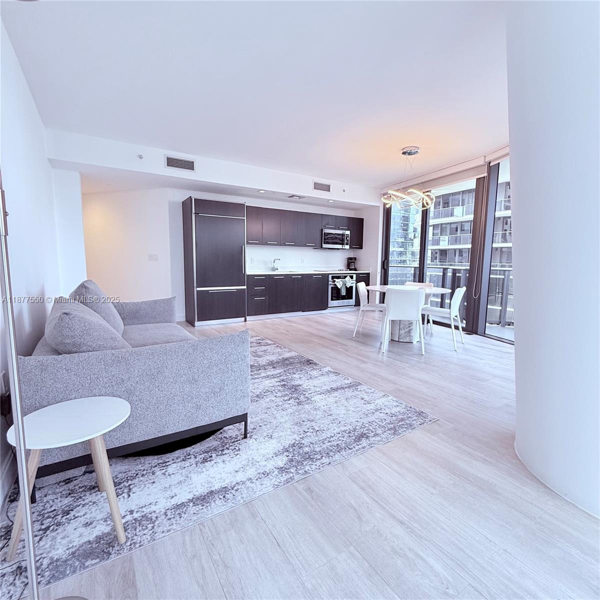 Discover this spacious 3Bed/3Bath 03-line unit in the heart of Brickell, located on the 39th floor with stunning
views. Boasting top kitchen appliances, European cabinets, blinds, and shades. Exclusive amenities include rooftop
pool, game room, theater, spa, state-of-the-art gyms, pool terrace, business center, sauna, and 24/7 concierge
service. First-floor parking spot and valet option. Enjoy proximity to Equinox, top restaurants, cafes, Brickell City Center, shops, and easy access to Miami International Airport, Miami Beach, Key Biscayne & Coconut Grove.