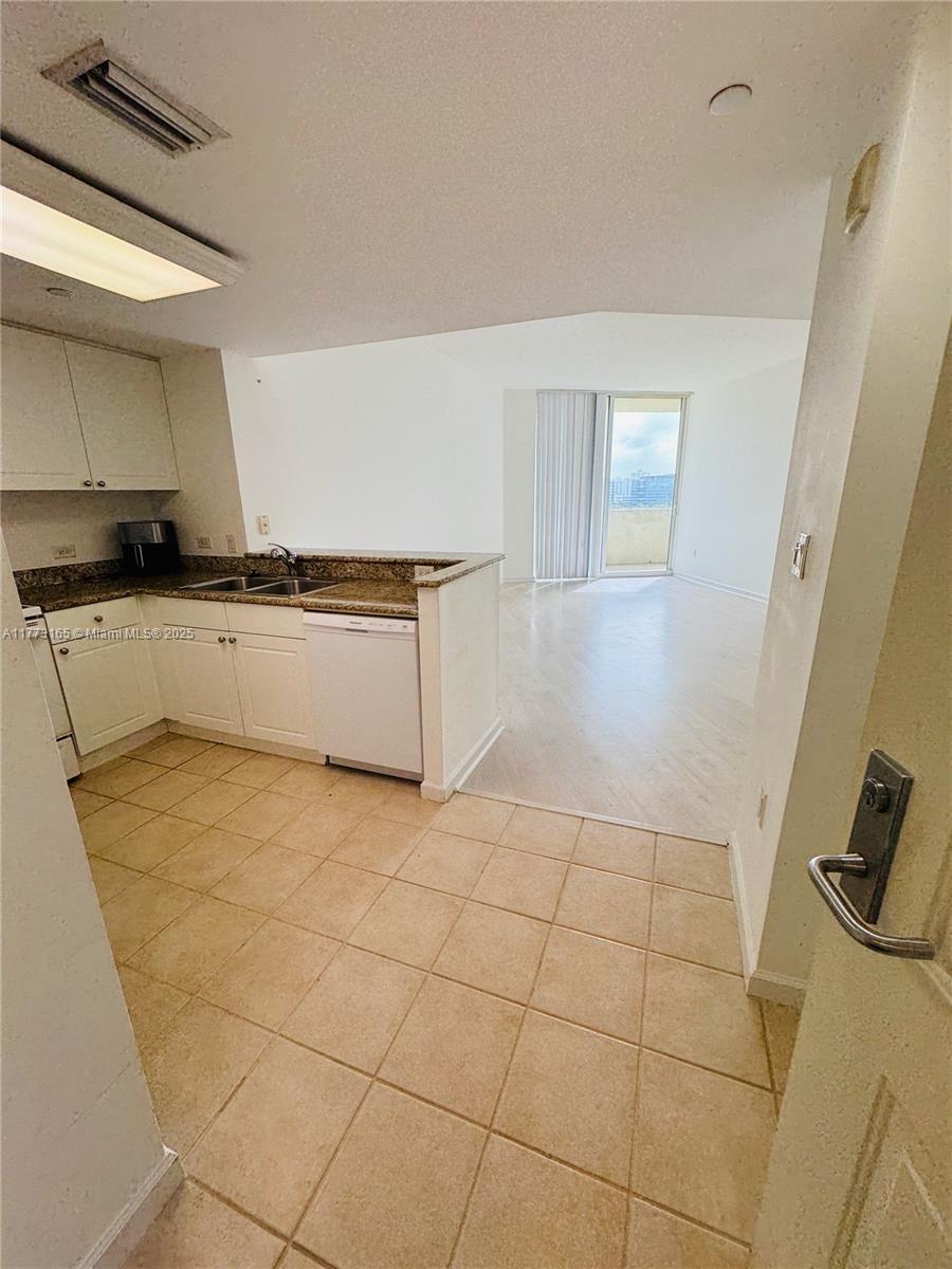 Rental Property at 19501 W Country Club Dr 1006, Aventura, Miami-Dade County, Florida - Bedrooms: 1 
Bathrooms: 1  - $2,400 MO.