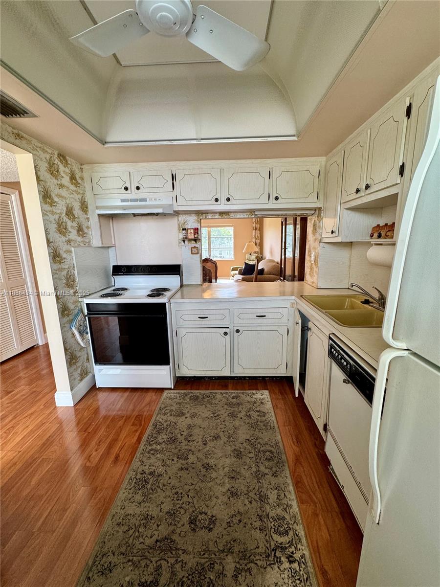 SANDALFOOT SOUTH TWO COND - Residential