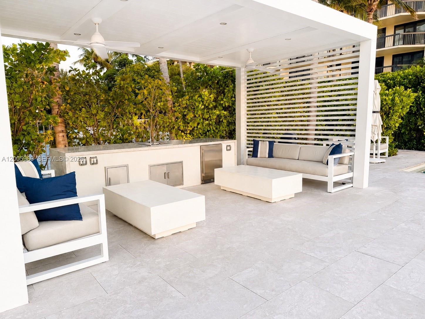 CARLYLE HOUSE CONDO - Residential