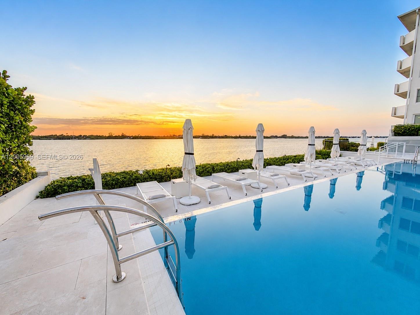 CARLYLE HOUSE CONDO - Residential