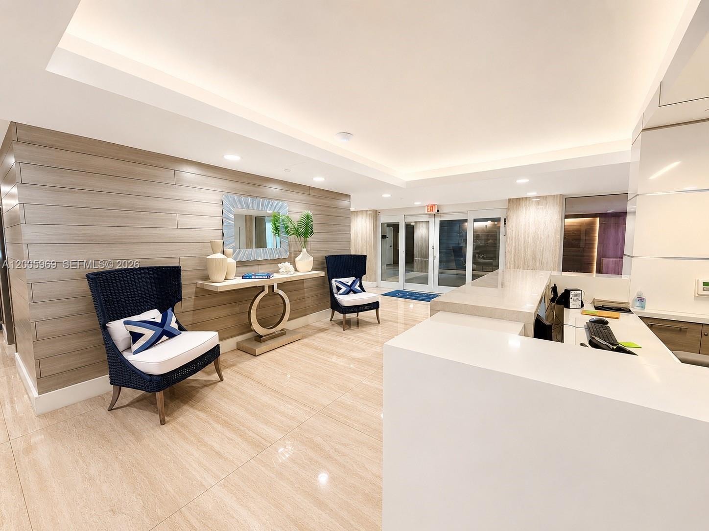 CARLYLE HOUSE CONDO - Residential
