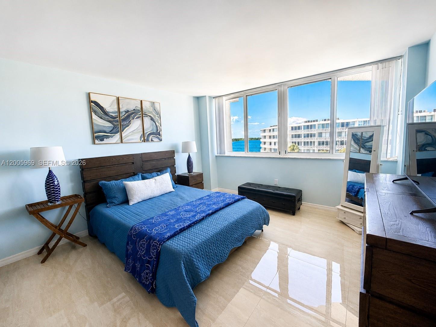 CARLYLE HOUSE CONDO - Residential