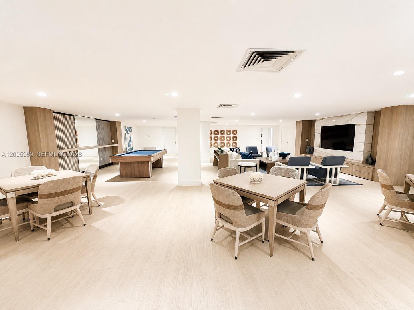 CARLYLE HOUSE CONDO - Residential