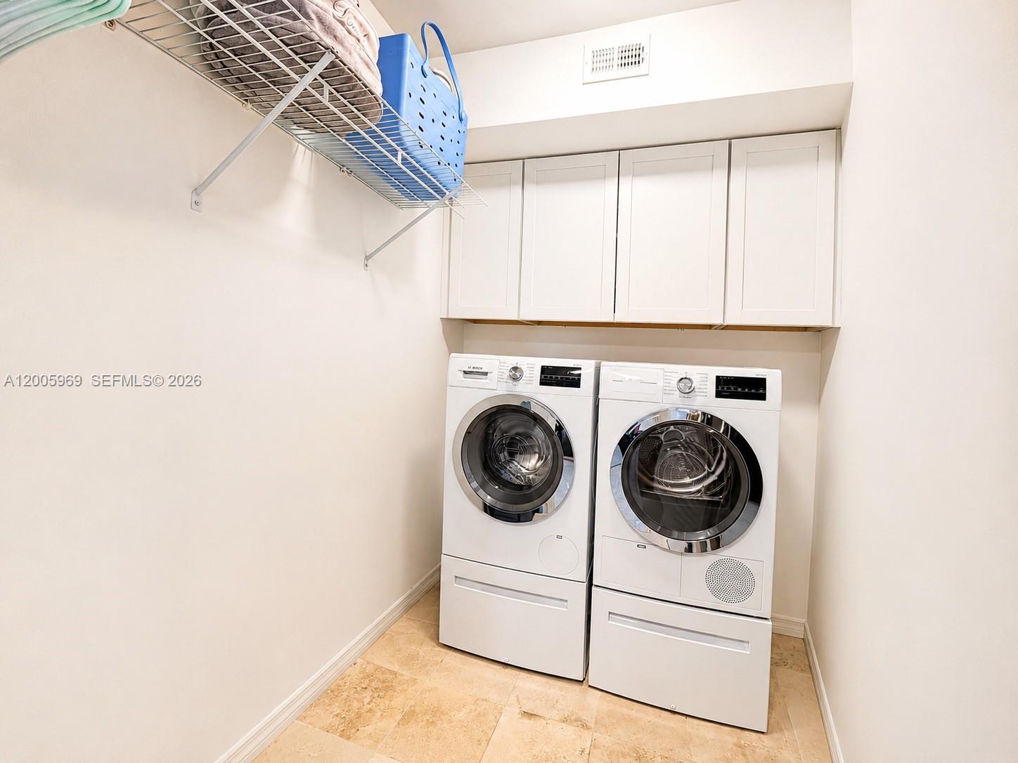 CARLYLE HOUSE CONDO - Residential
