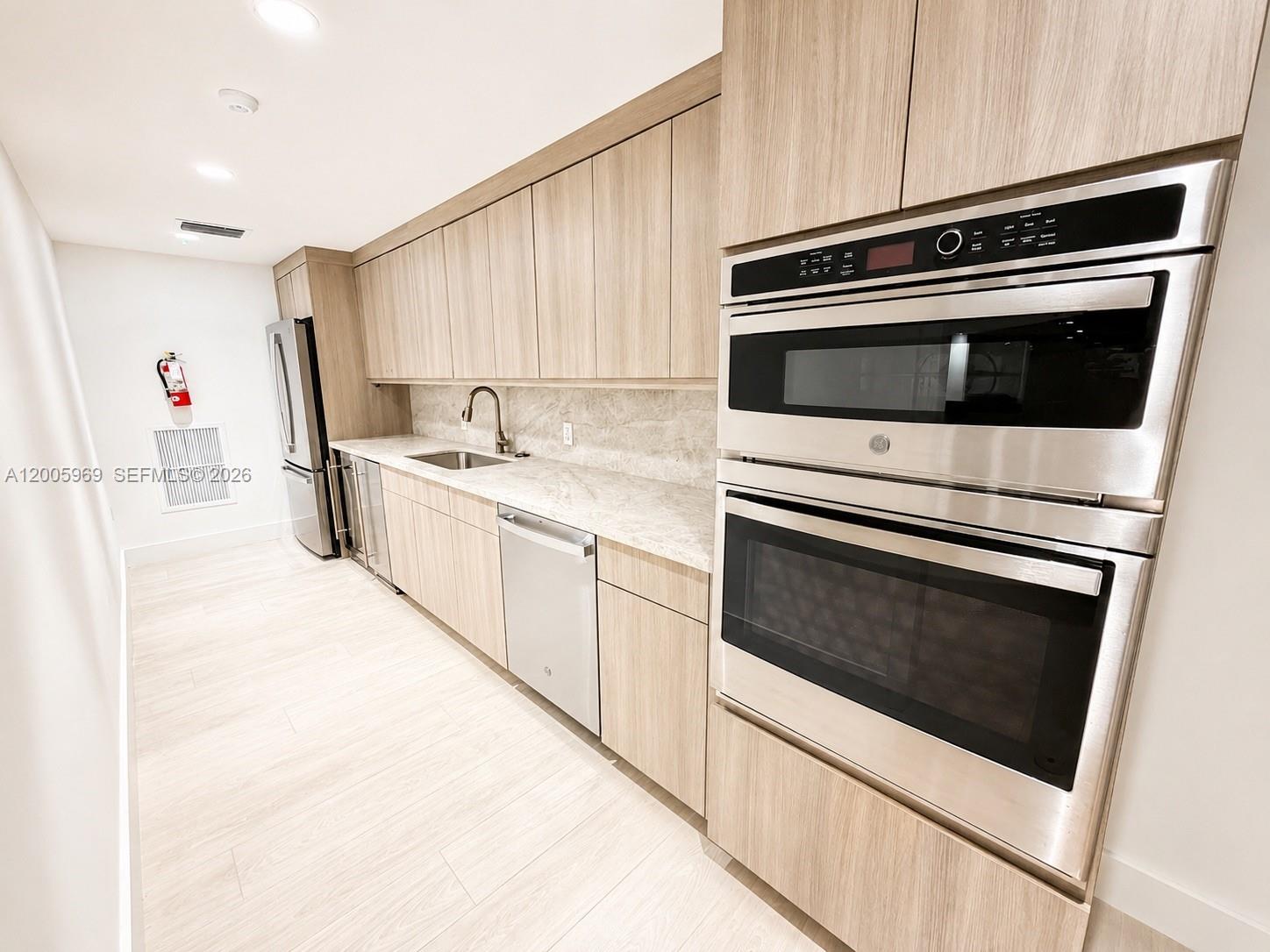 CARLYLE HOUSE CONDO - Residential