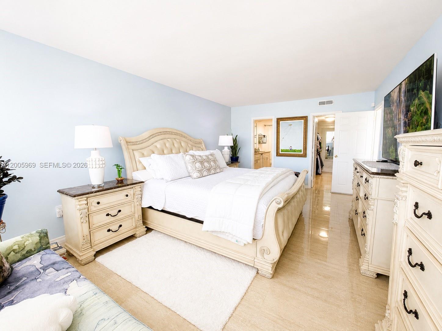 CARLYLE HOUSE CONDO - Residential