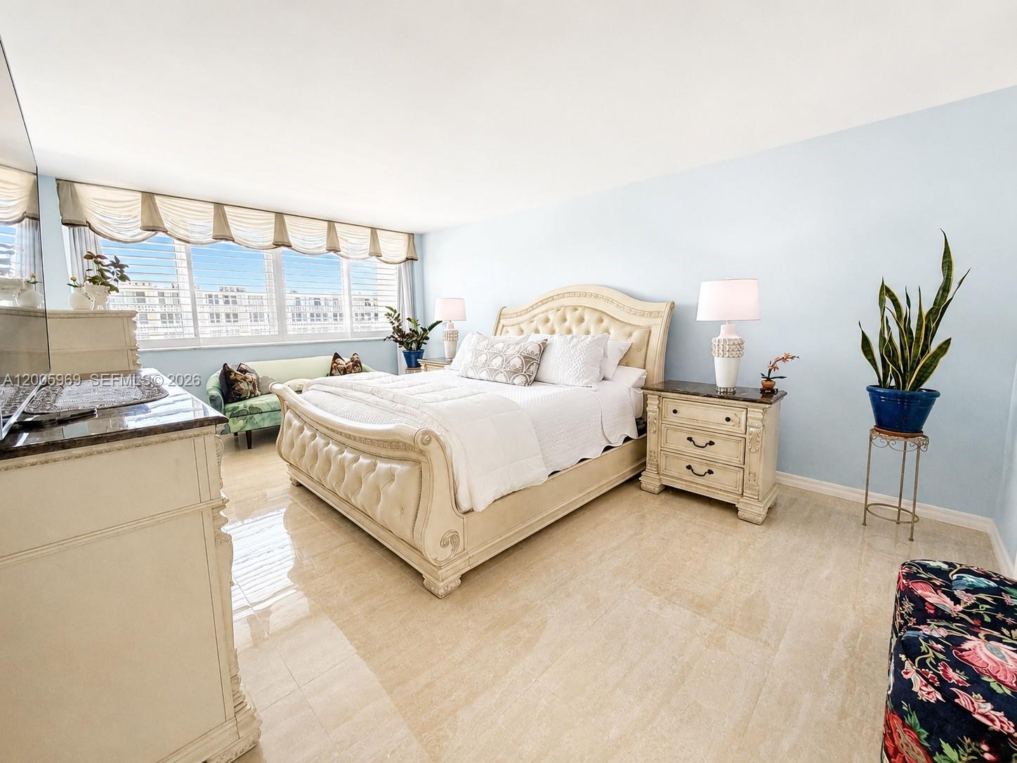 CARLYLE HOUSE CONDO - Residential