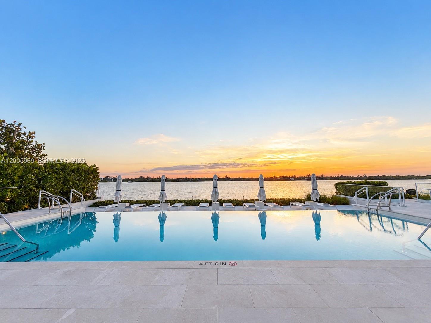 CARLYLE HOUSE CONDO - Residential