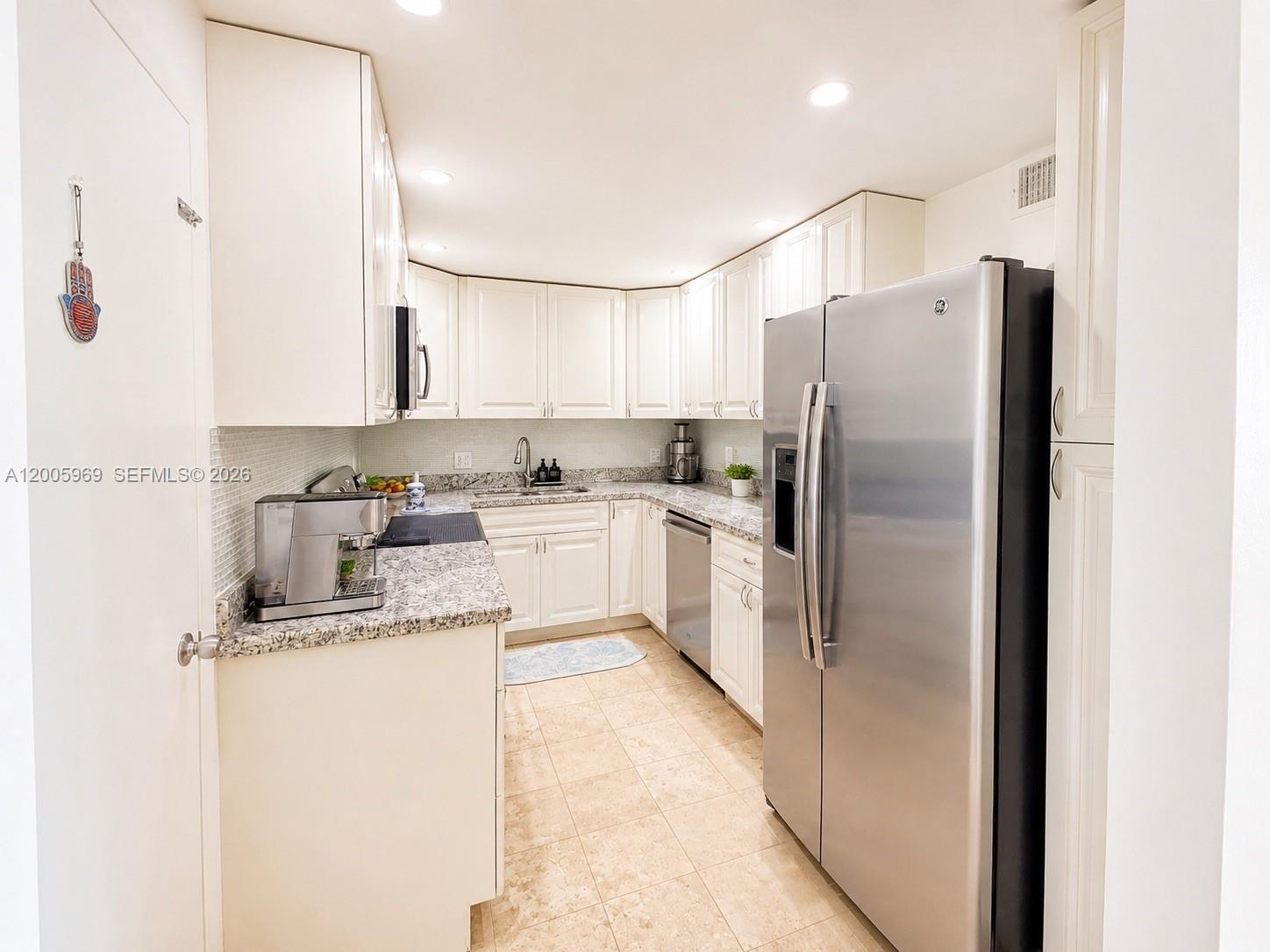 CARLYLE HOUSE CONDO - Residential