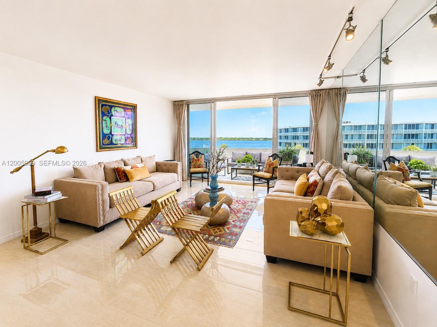 CARLYLE HOUSE CONDO - Residential