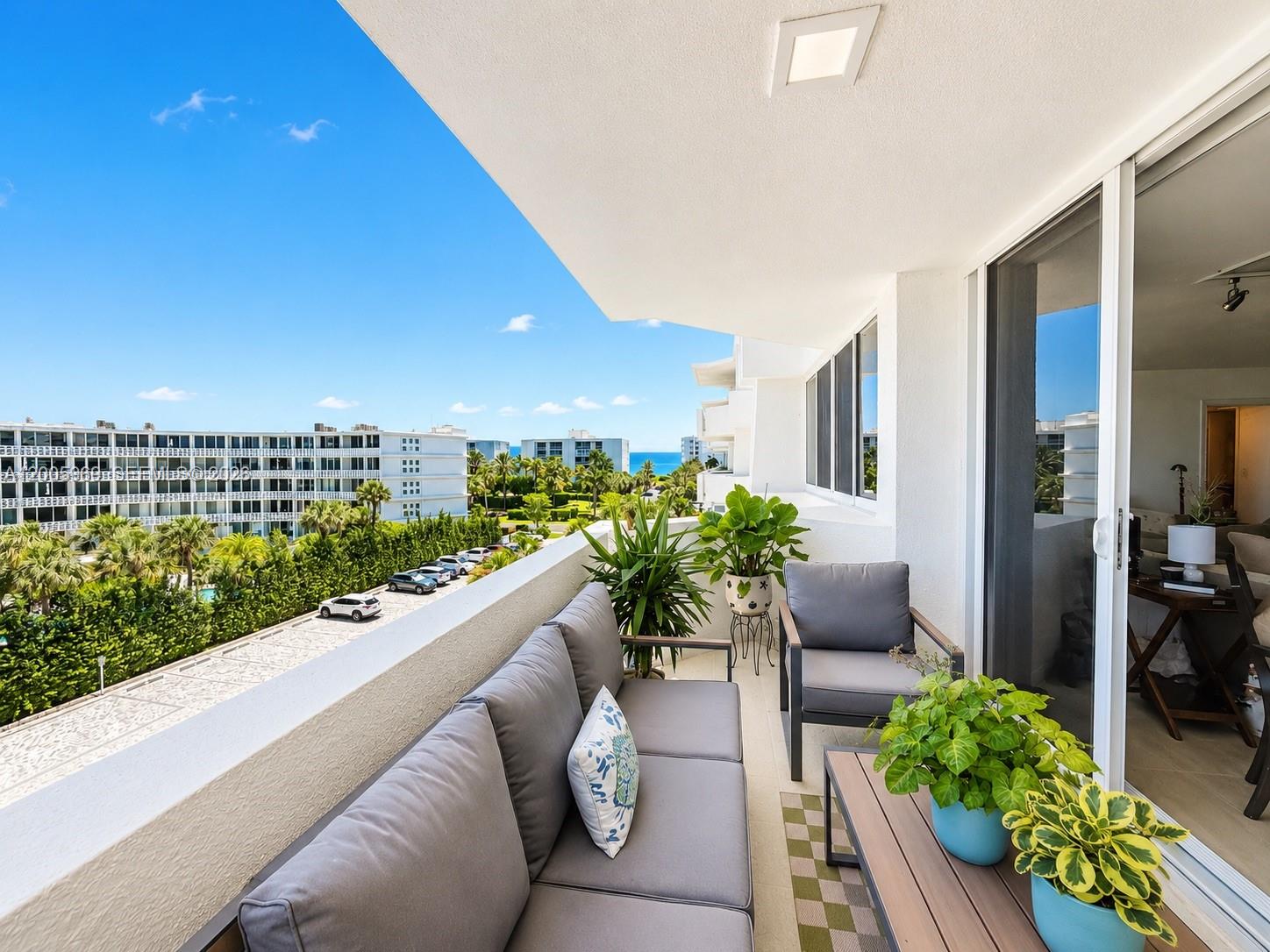 CARLYLE HOUSE CONDO - Residential